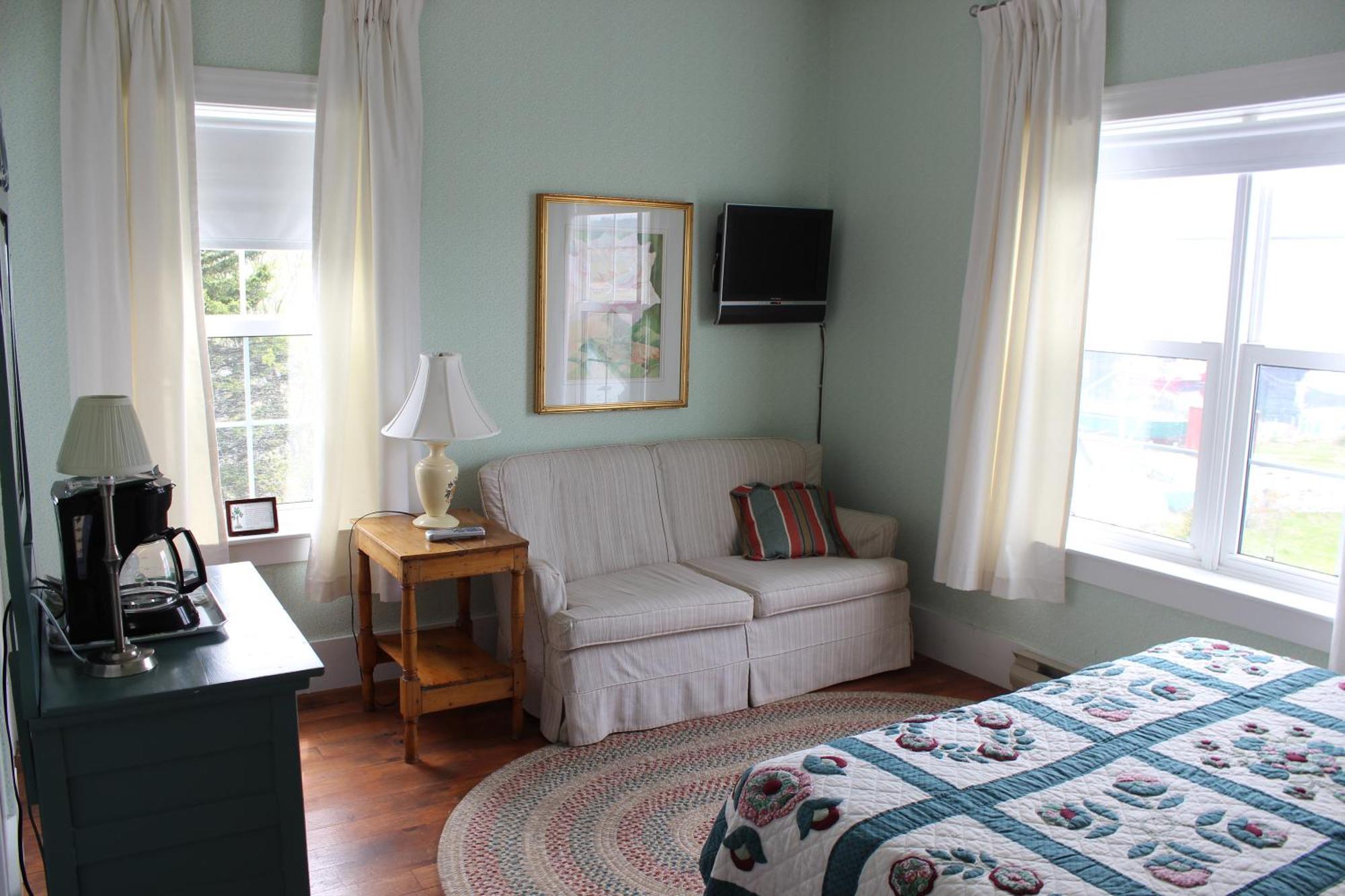 Compass Rose Heritage Inn North Head Room photo