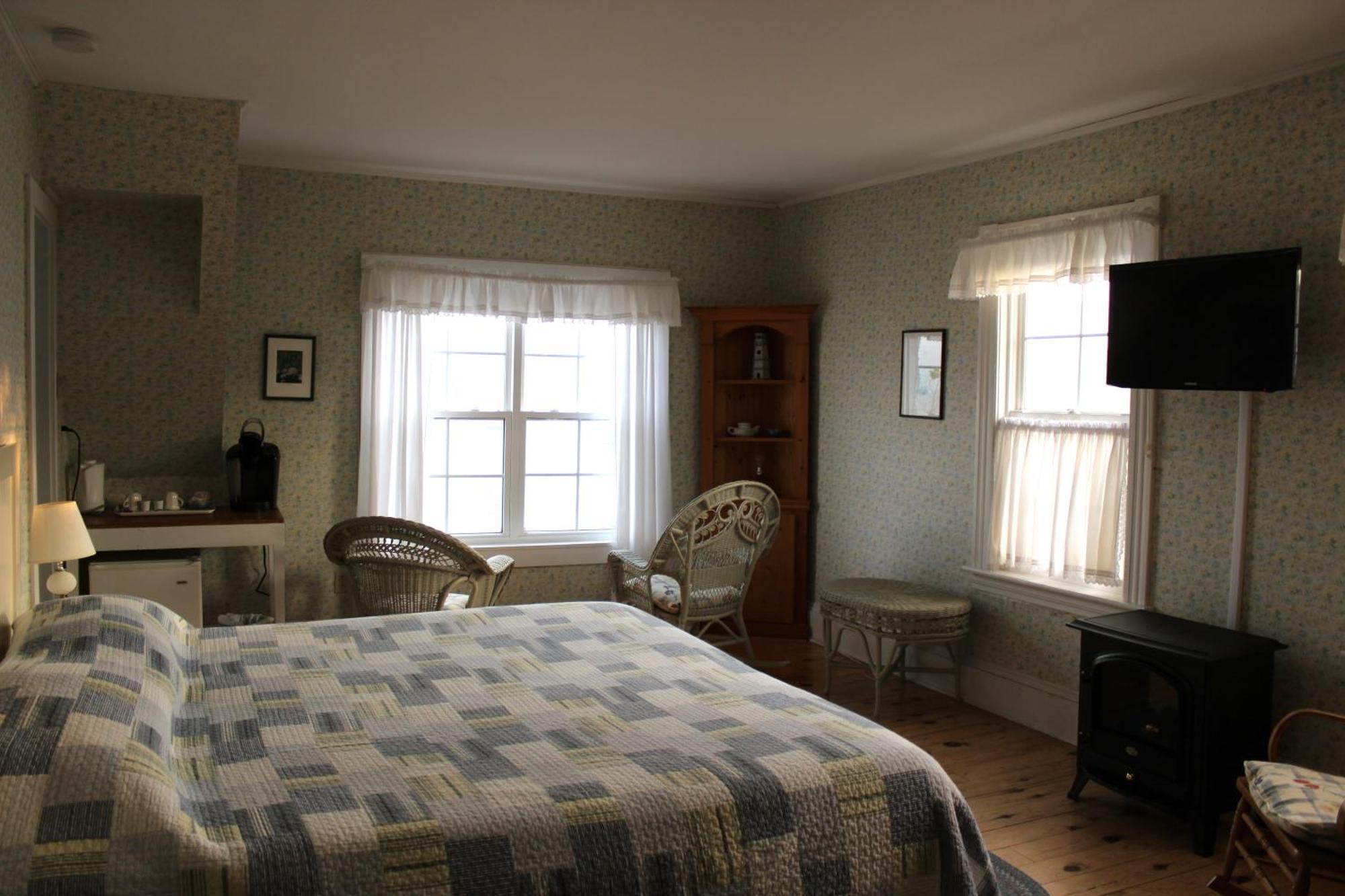 Compass Rose Heritage Inn North Head Room photo