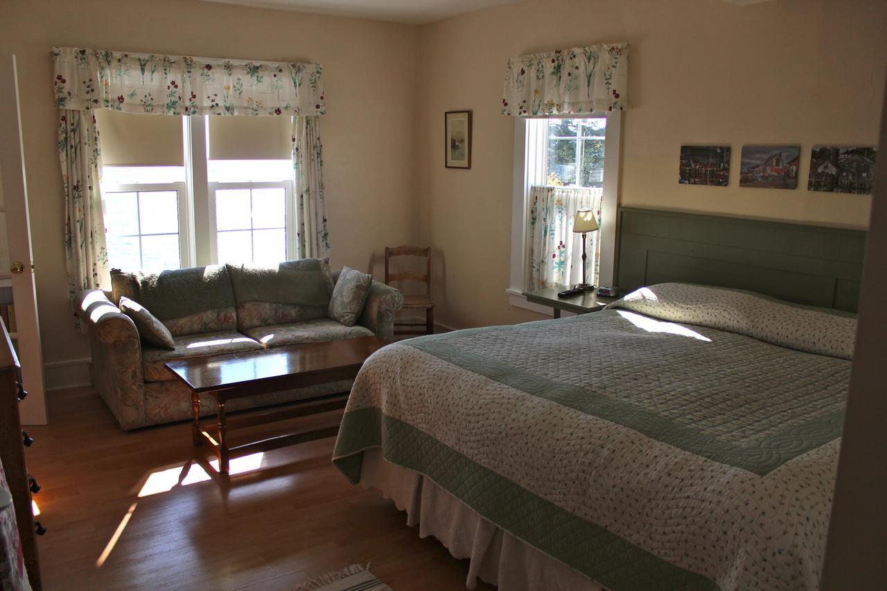 Compass Rose Heritage Inn North Head Room photo